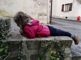 enfant observant un insecte