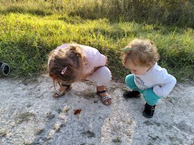 Enfants et limace
